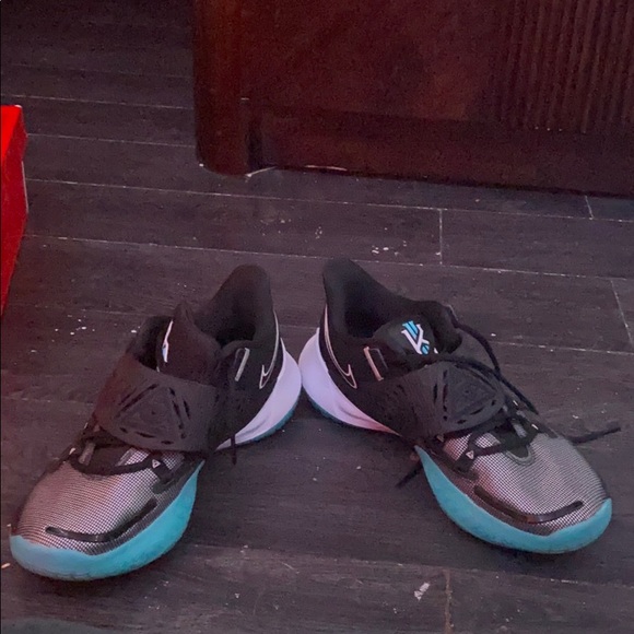 Kyrie low 3 with glow in the dark bottoms - Picture 3 of 3